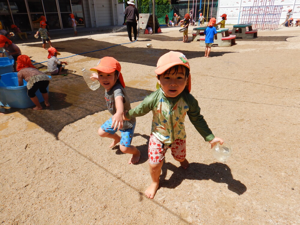 泥んこ遊びをする子ども (3)