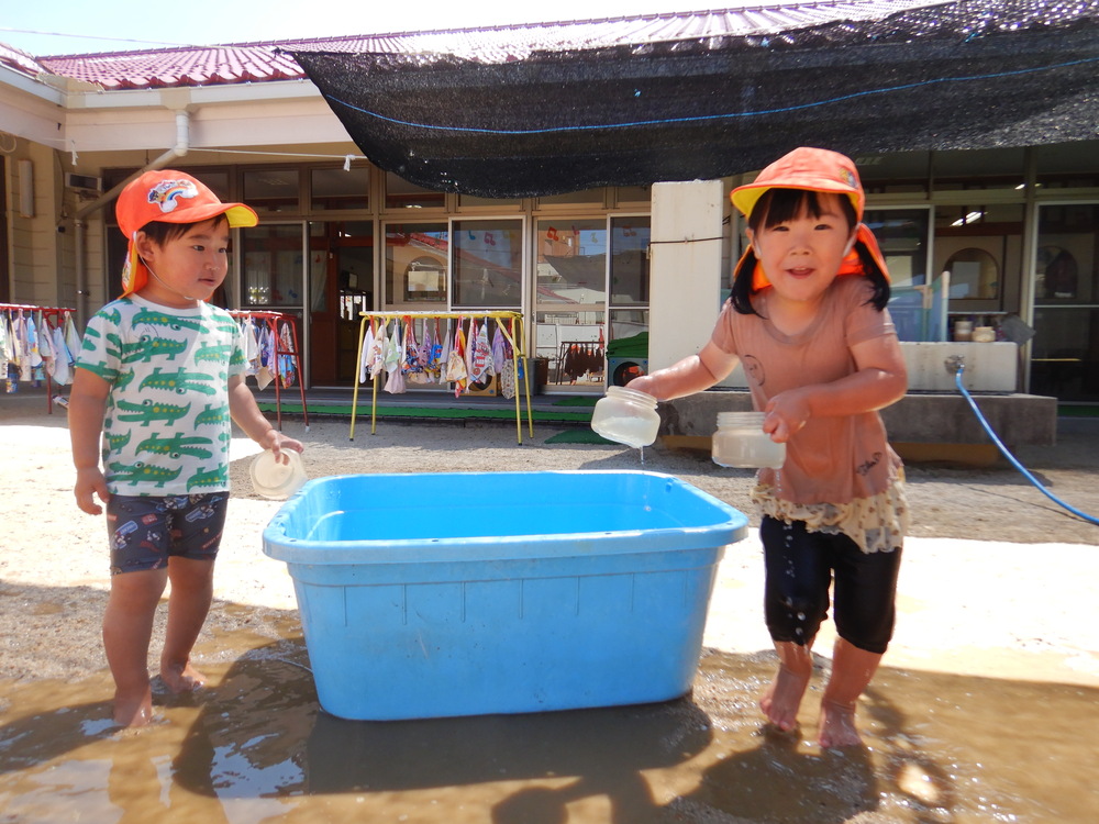 泥んこ遊びをする子ども (4)