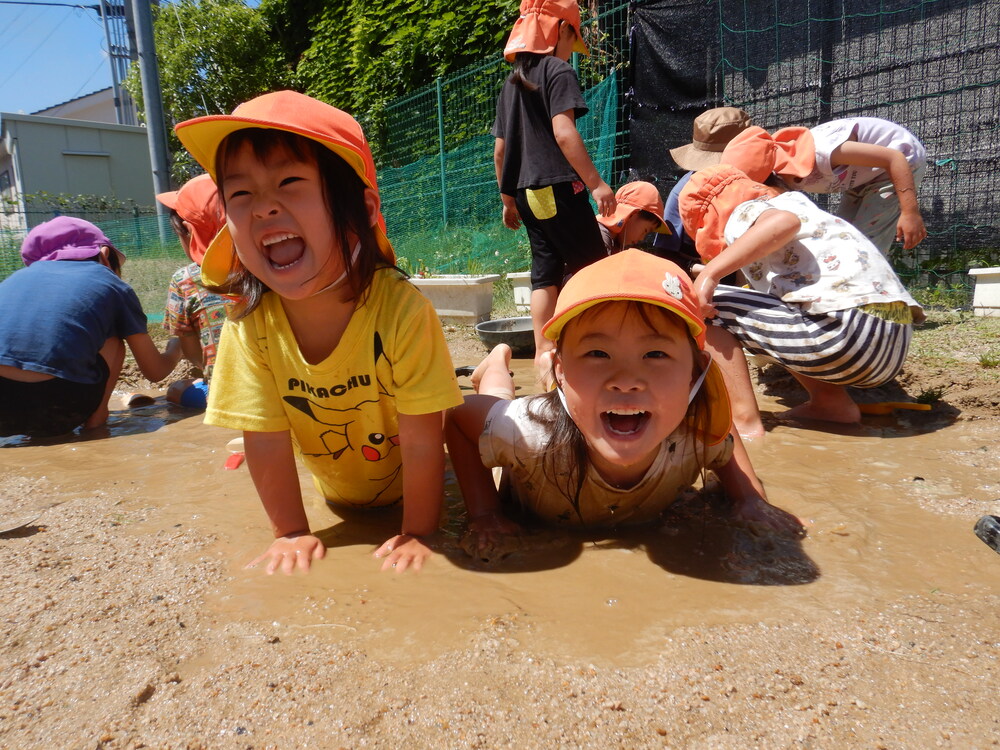 泥んこ遊びをする子ども (5)