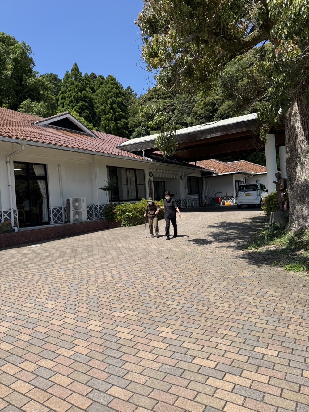 歩いています