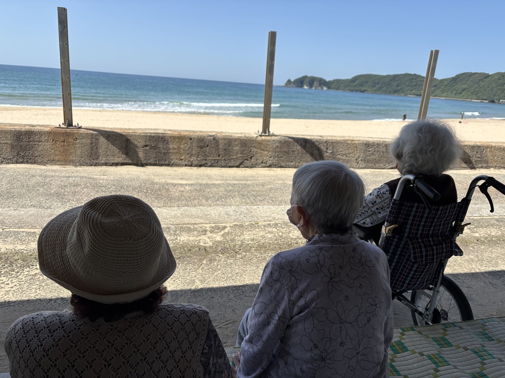 海を眺める利用者さん