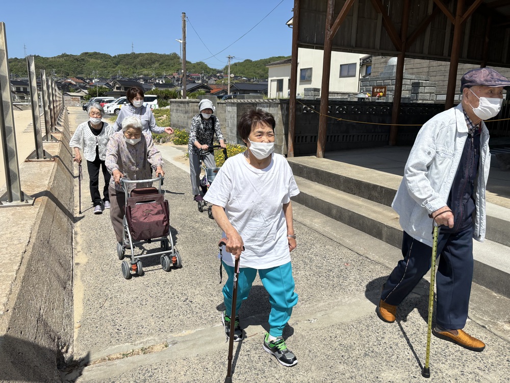 歩行訓練中の利用者さん
