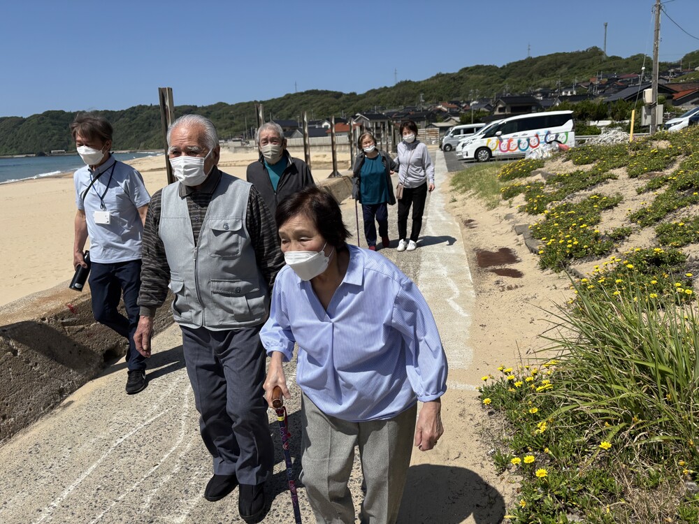 歩行訓練中の利用者さん