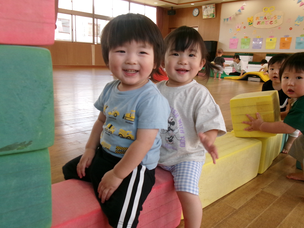 遊戯室で遊んでいる