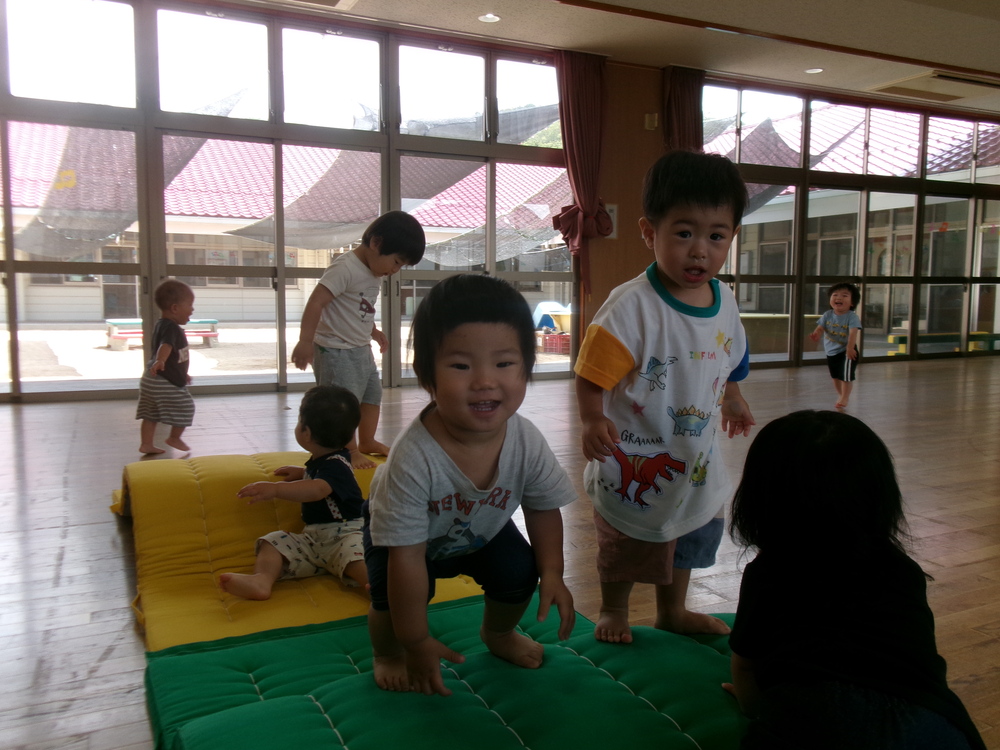 遊戯室で遊んでいる