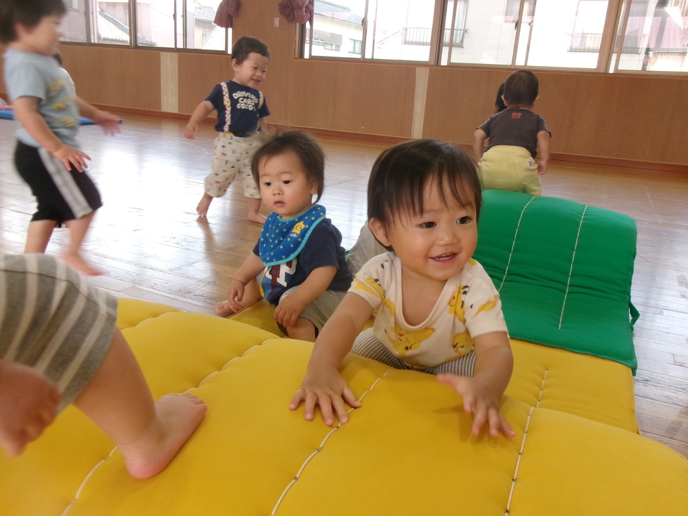 遊戯室で遊んでいる