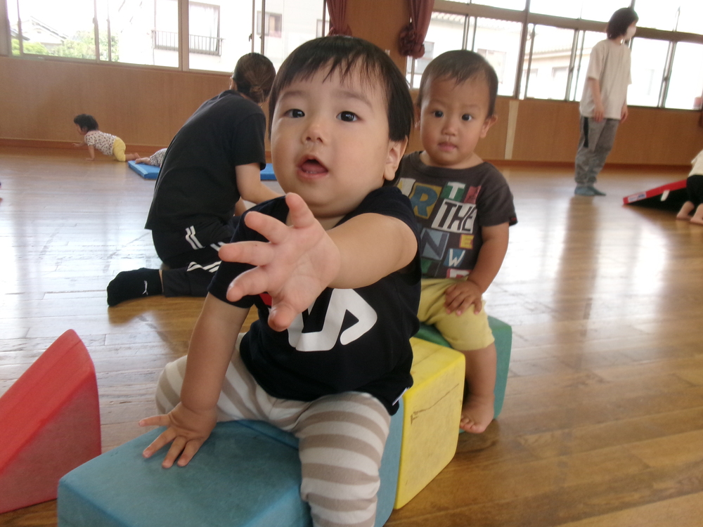 遊戯室で遊んでいる