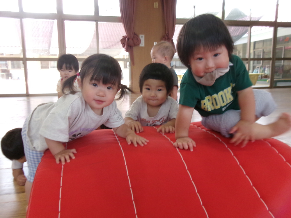 遊戯室で遊んでいる