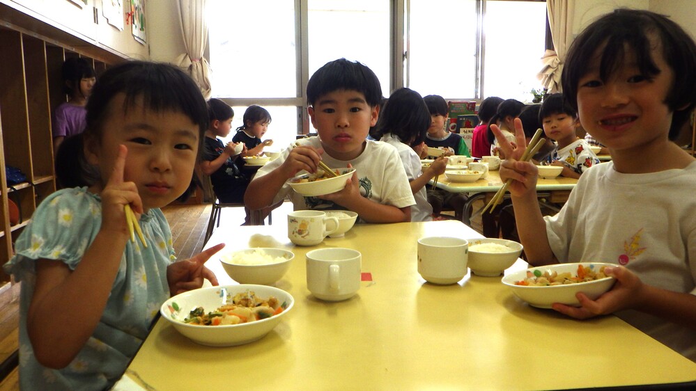 給食の様子 (1)