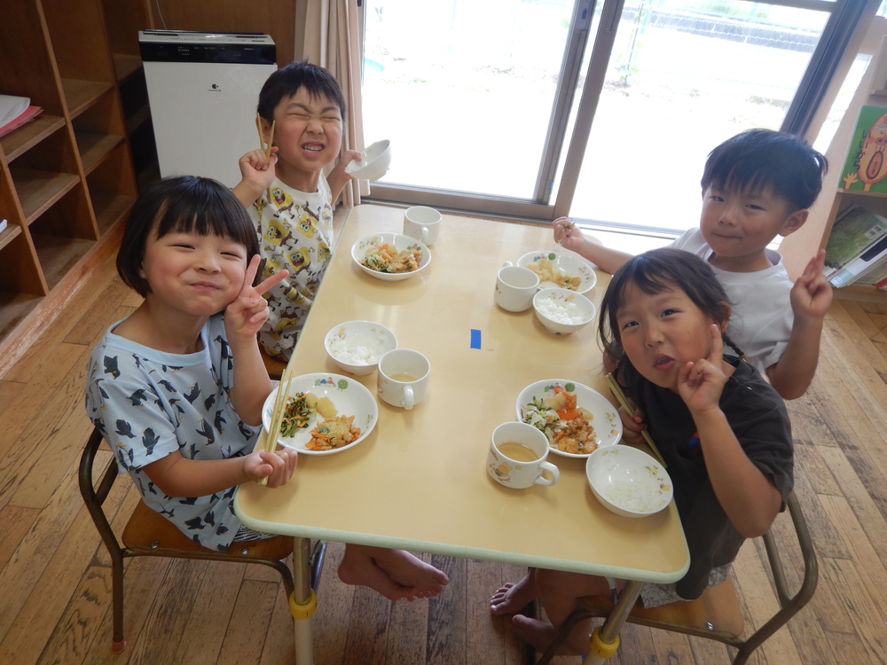 給食を食べている様子２