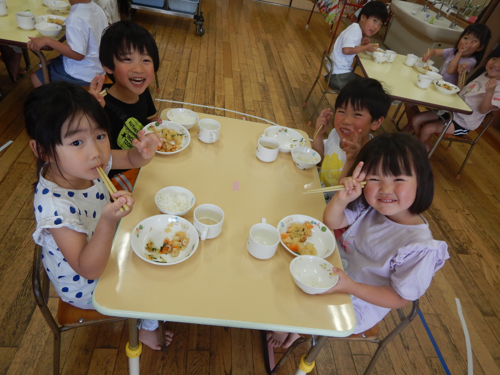 給食を食べている様子３