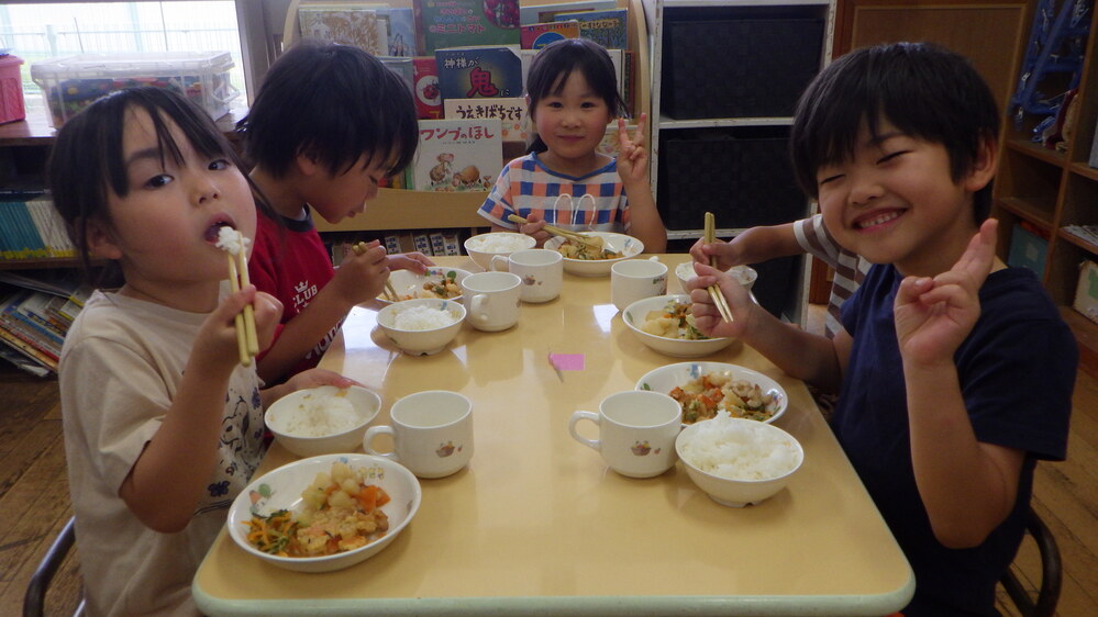 給食の様子 (4)