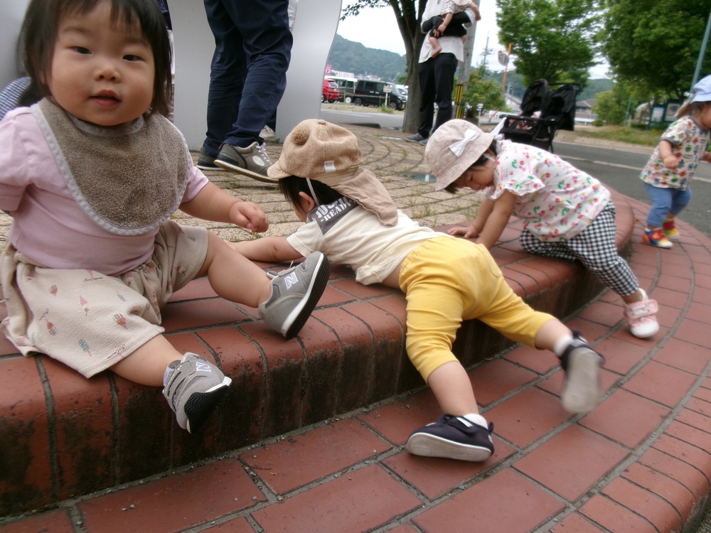 あすてらす前で遊んでいる