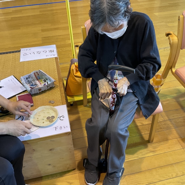 小銭を出しています