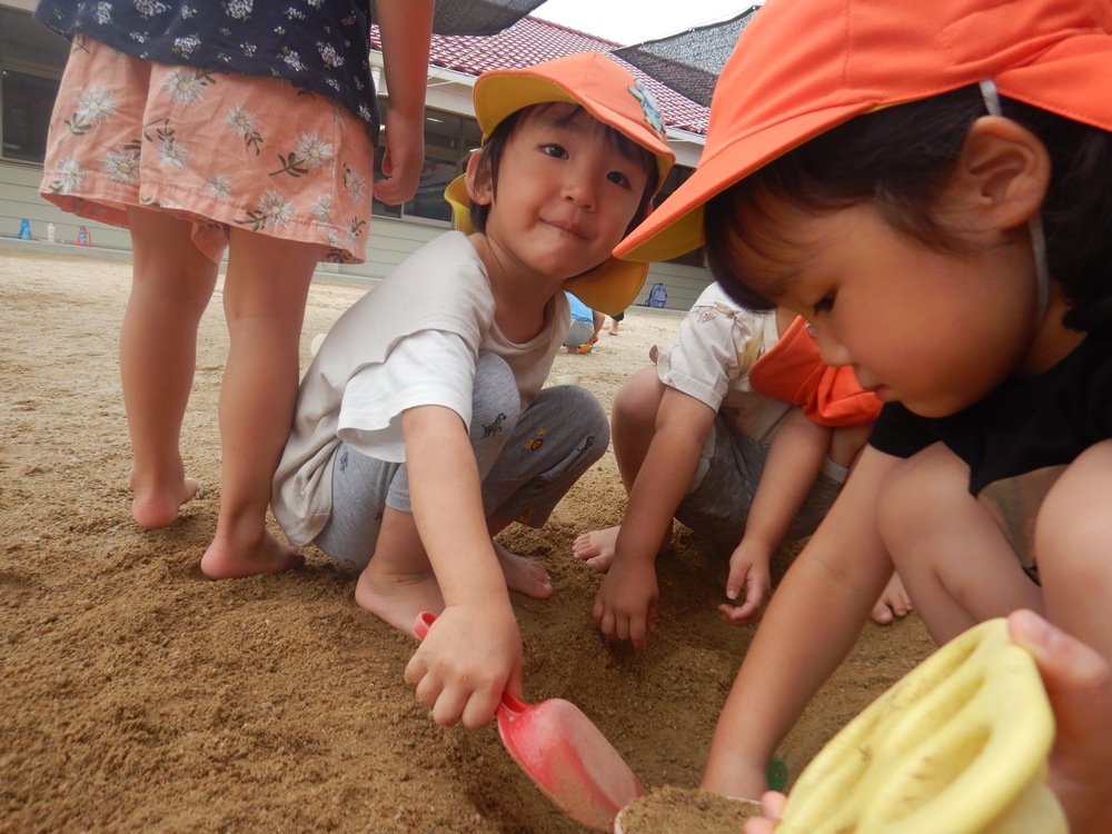 園庭で遊ぶ子ども (1)
