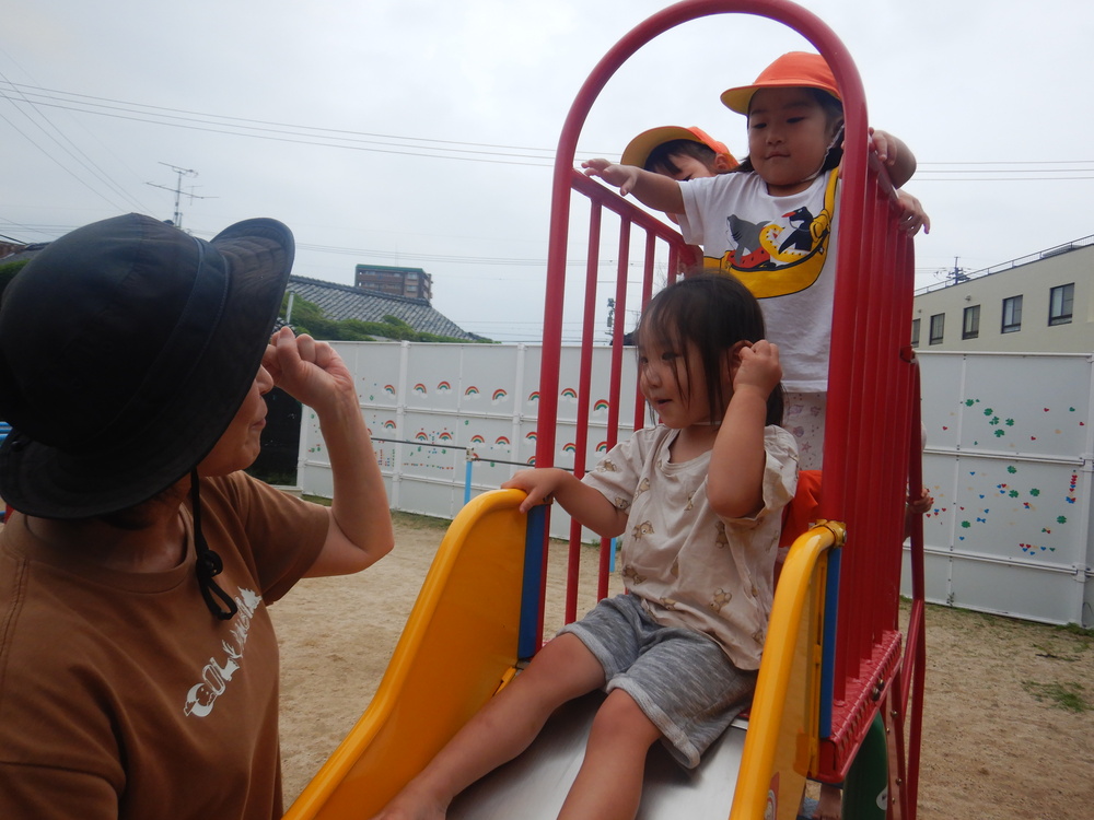園庭で遊ぶ子ども (2)
