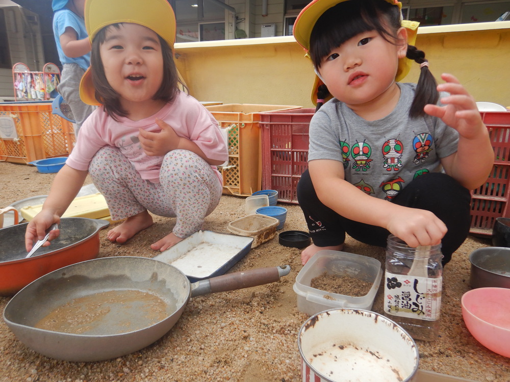 園庭で遊ぶ子ども (3)