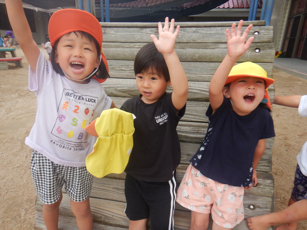 園庭で遊ぶ子ども (4)