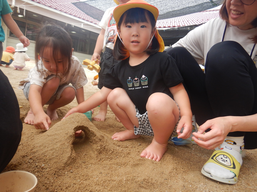園庭で遊ぶ子ども (5)