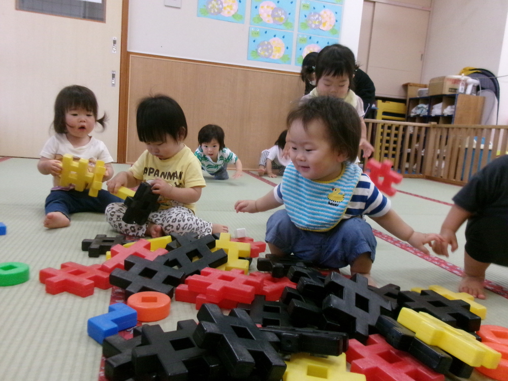 井形ブロックで遊んでいる様子 (1)