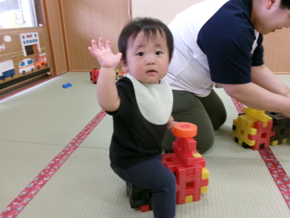 井形ブロックで遊んでいる様子 (4)