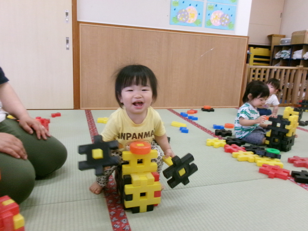 井形ブロックで遊んでいる様子 (5)