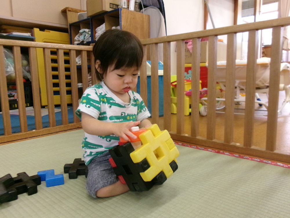 井形ブロックで遊んでいる様子 (6)