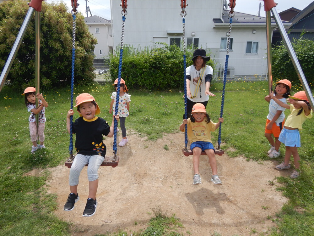 ブランコをする子どもたち