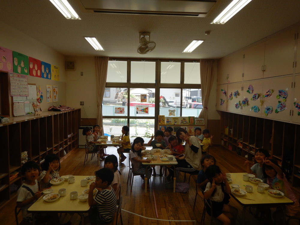 給食を食べる様子