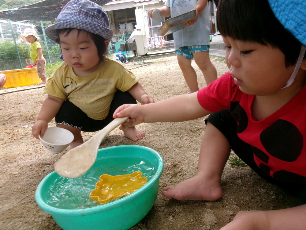 泥んこ遊びの様子 (3)