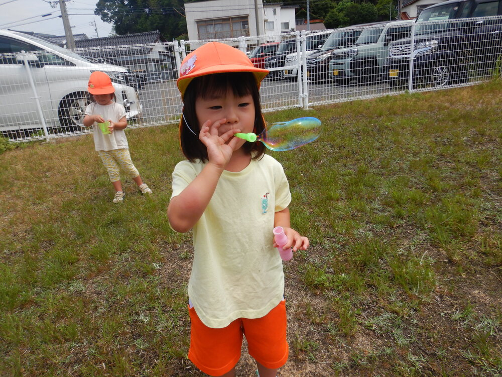 しゃぼんだまで遊ぶ子ども (1)