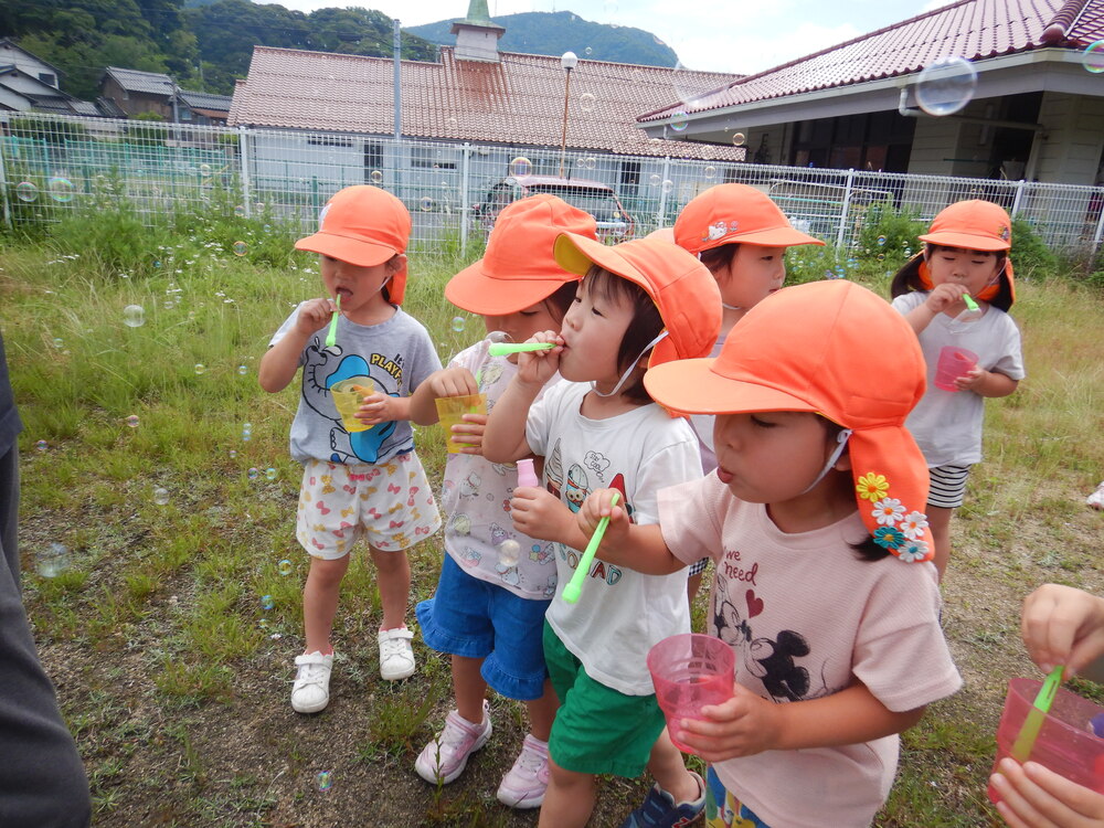 しゃぼん玉で遊ぶ子ども