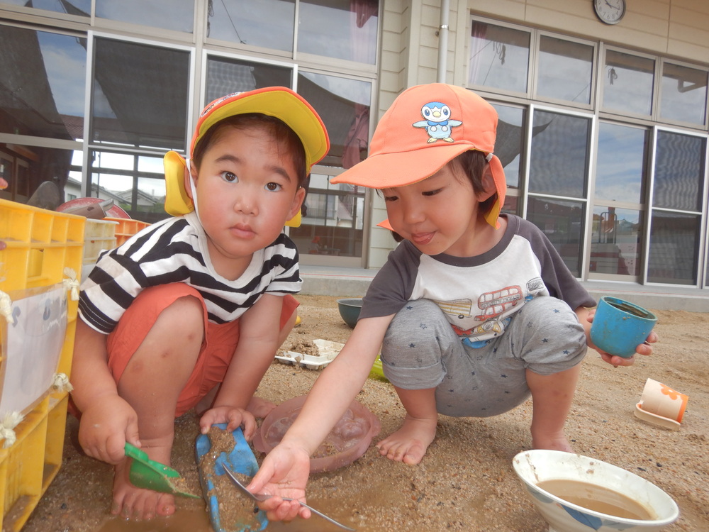園庭で遊ぶ子ども (1)