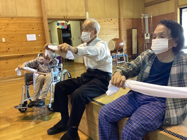 座って体操中です