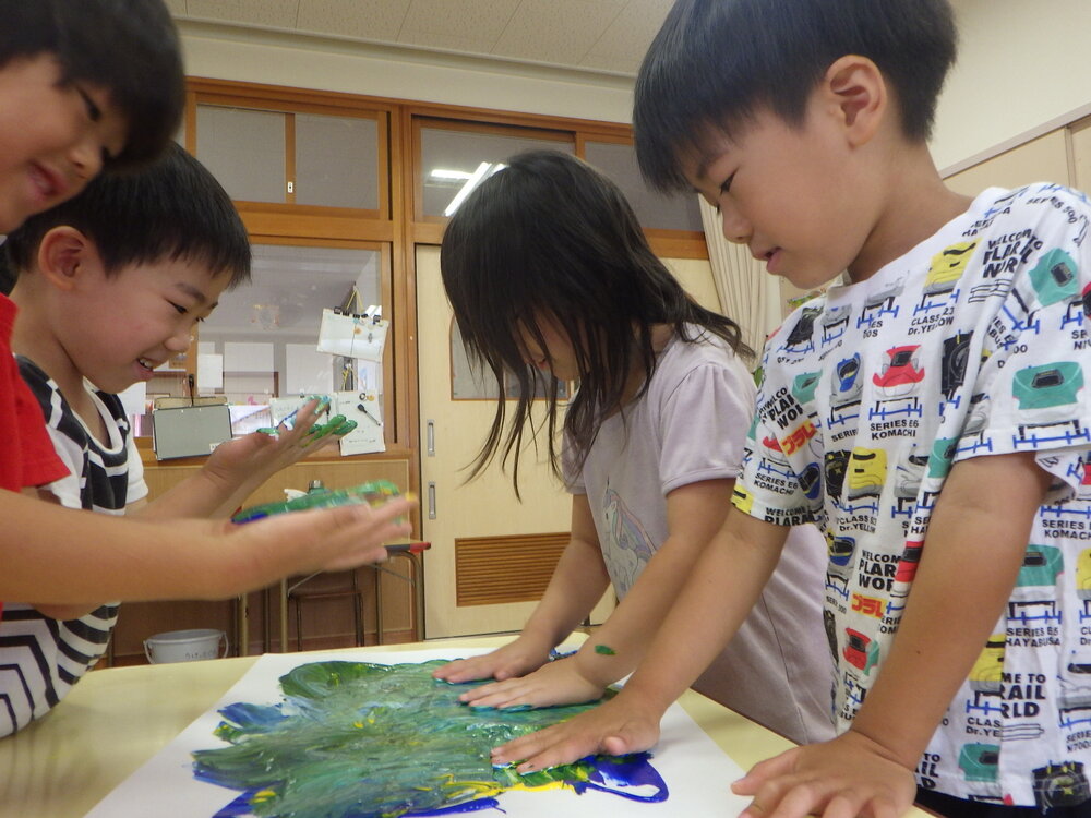 製作を楽しむ子ども (1)