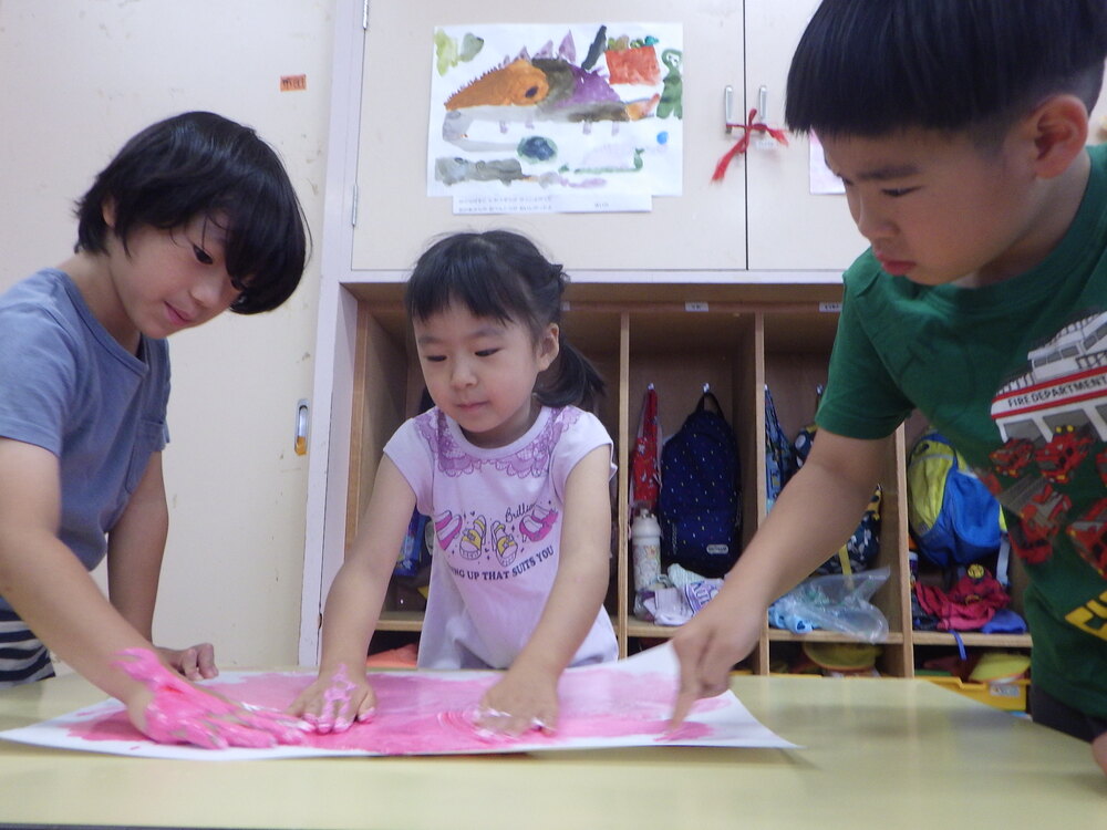 製作を楽しむ子ども (2)