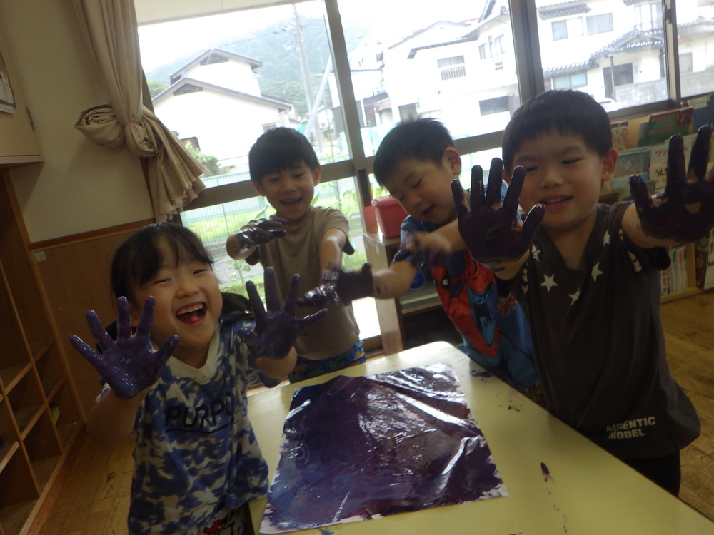 製作を楽しむ子ども (3)