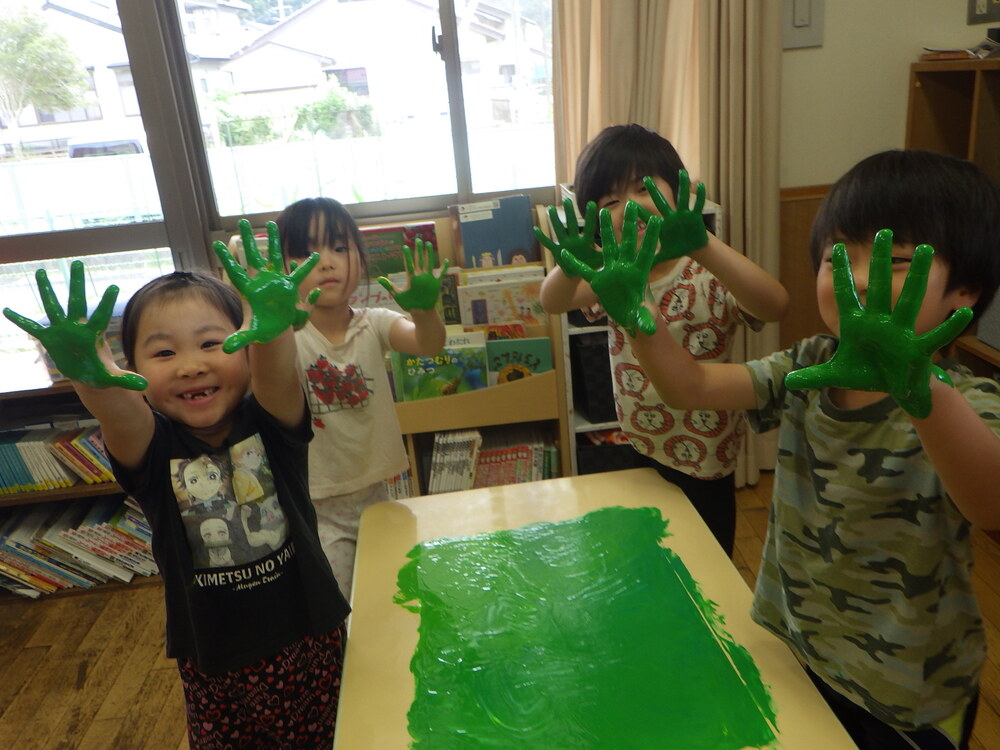 製作を楽しむ子ども (4)