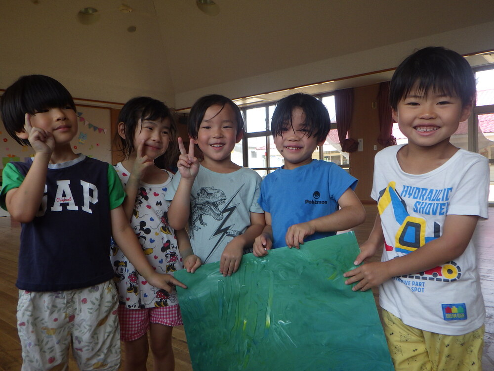 製作を楽しむ子ども (5)