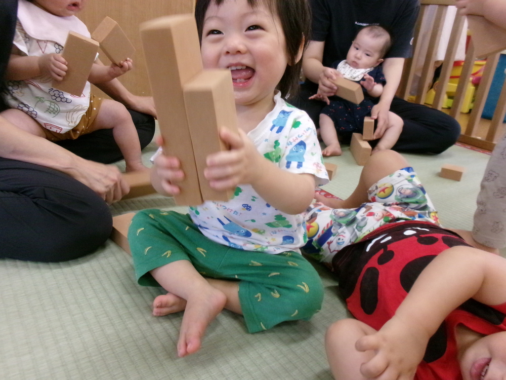 積み木で遊んでいる
