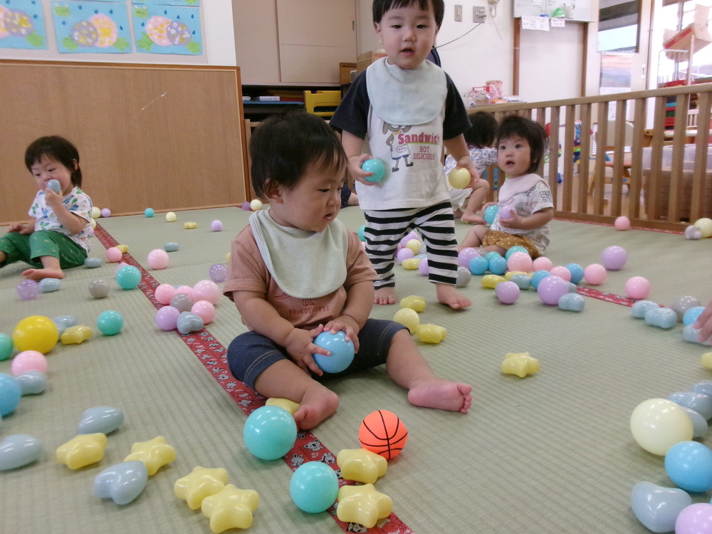 ボールで遊んでいる