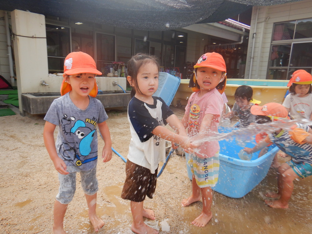 泥んこ遊びをする子ども (2)