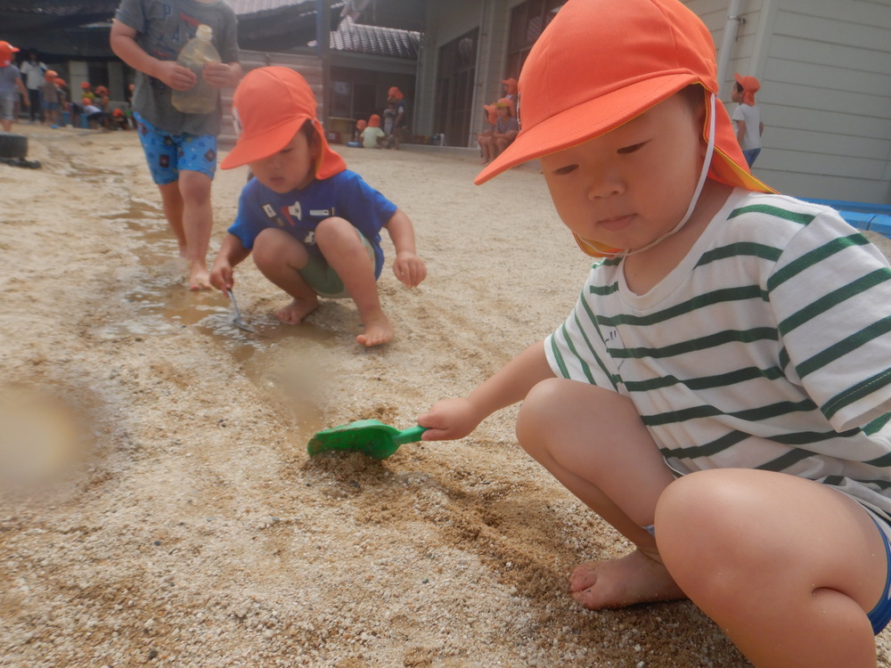 泥んこ遊びをする子ども (3)