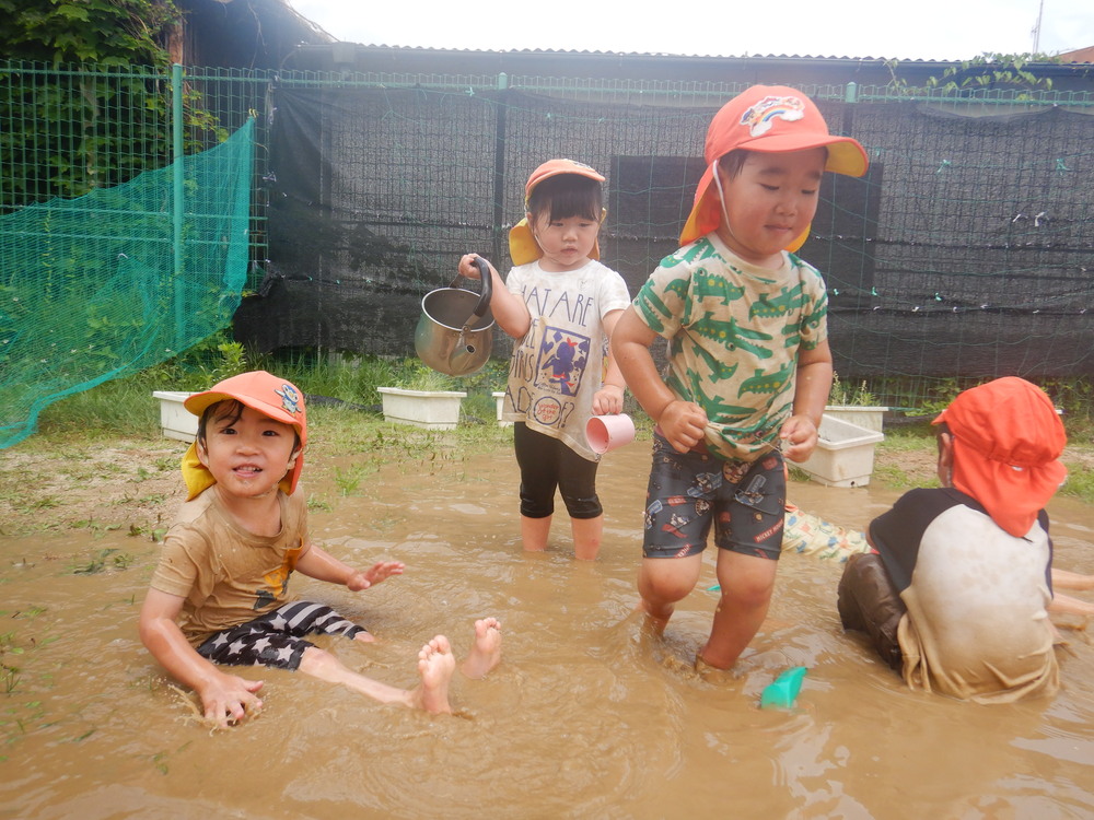 泥んこ遊びをする子ども (5)