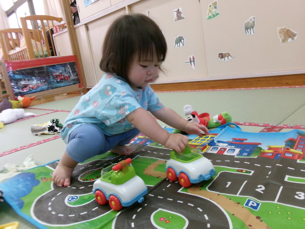 車で遊んでいる