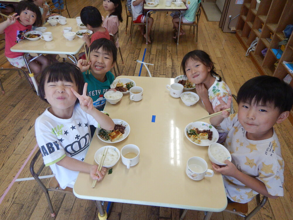 給食を食べている様子