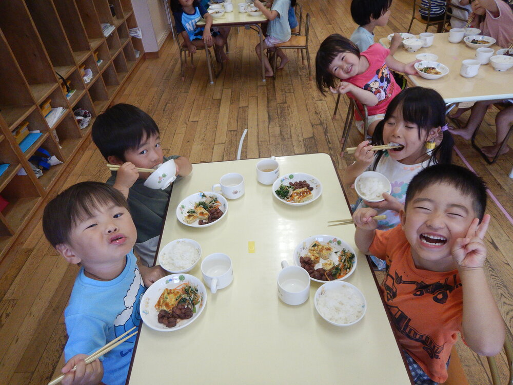 給食を食べている様子２