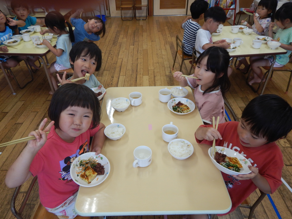 給食を食べている様子３