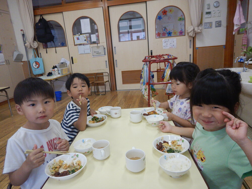 給食を食べている様子４