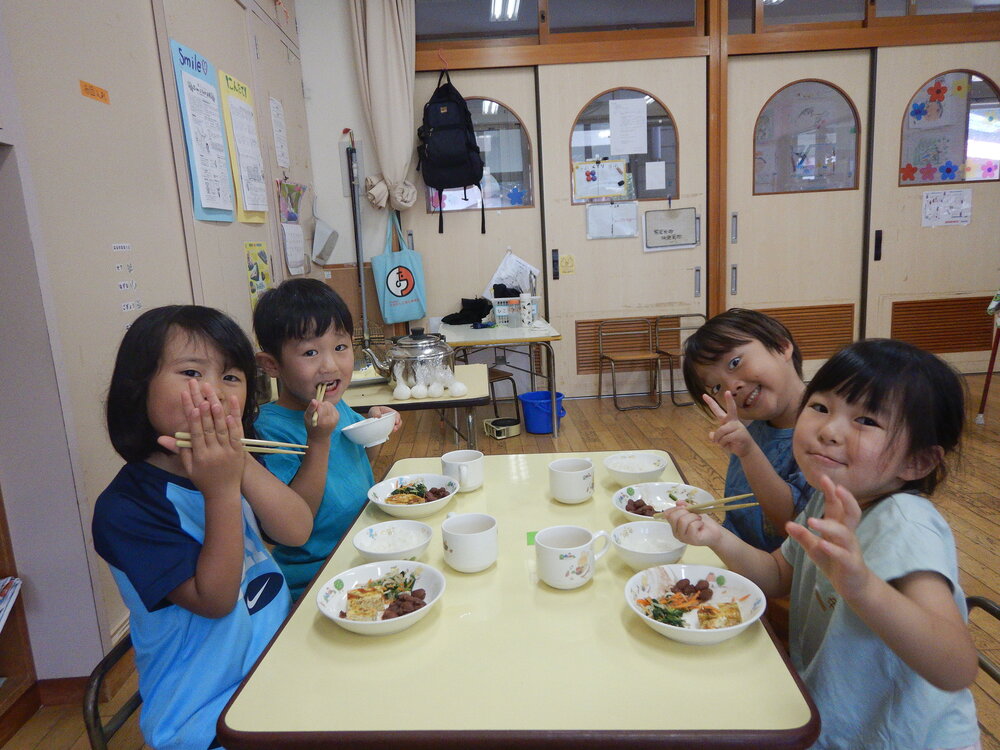給食を食べている様子５